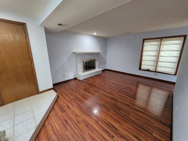 Building Photo - Nice 3BR, 1.5BTH half duplex near schools ...