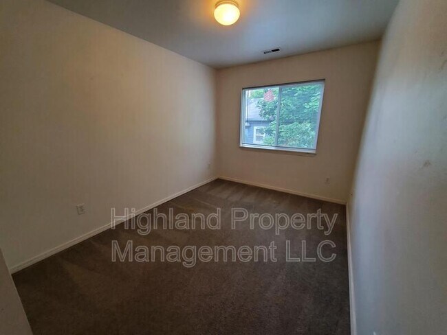 Building Photo - 322 NE Whitman St