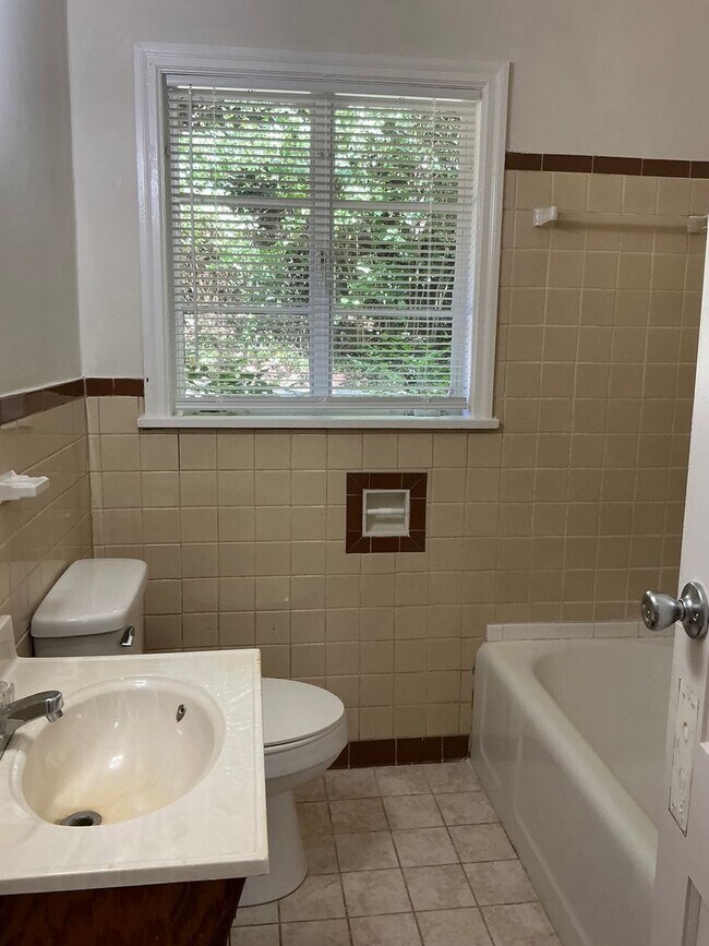 Building Photo - 1 Bedroom/ 1 Bath Cottage off Prince Avenue! Available soon!