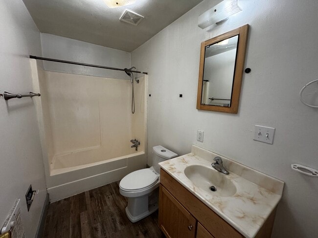 Building Photo - Spacious 2 Bed 1 Bath Home!
