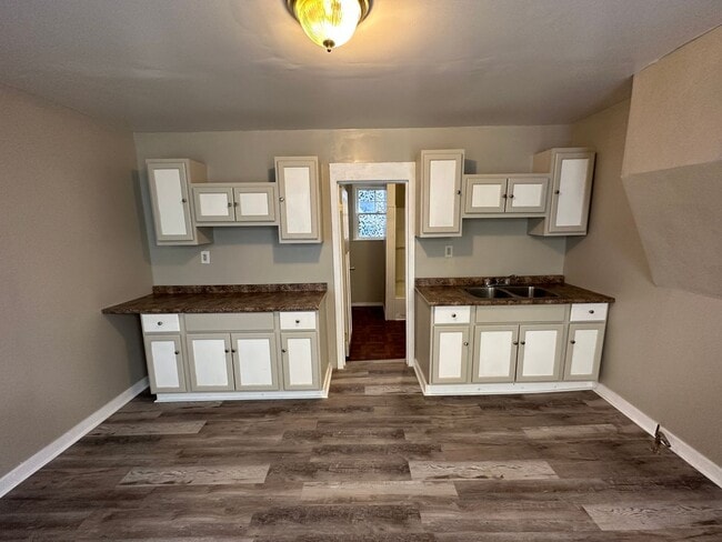 Building Photo - Spacious 5-Bedroom Home with 2 Full Baths, Freshly Rehabbed, Ready to rent