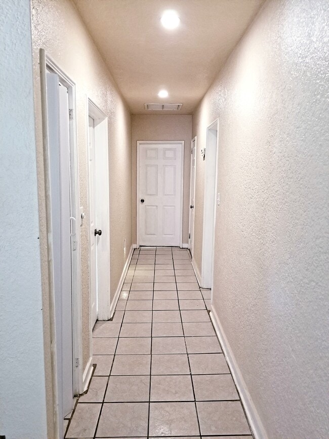 Building Photo - 512 E Strawbridge Ave