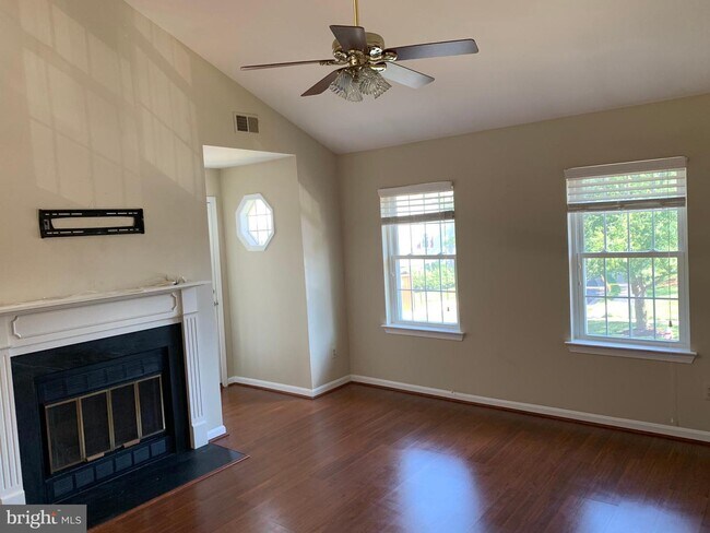 Building Photo - 6084B Essex House Square