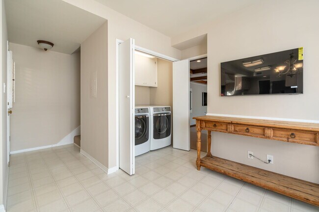 Building Photo - 14972 Camarosa Dr