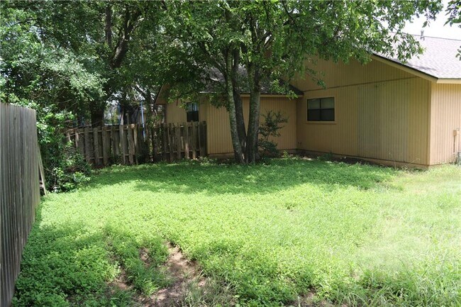 Building Photo - 803 Kimberly St