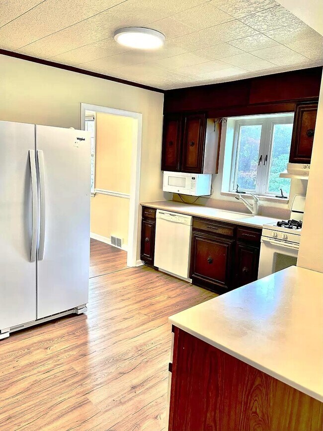 Building Photo - 33 Sterner Ave