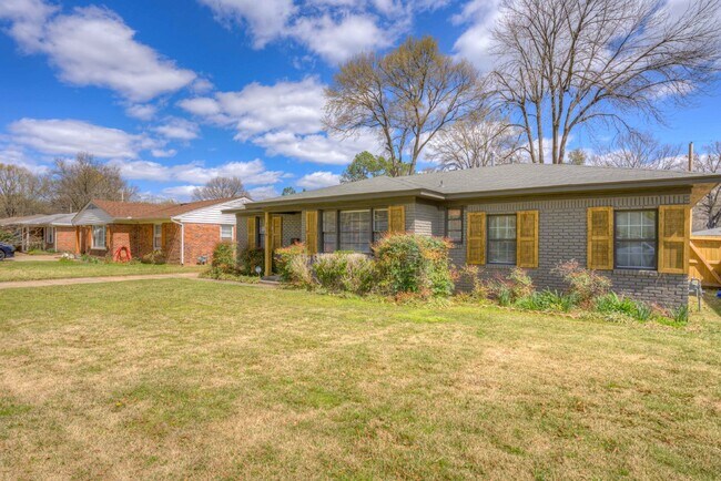 Building Photo - Colonial Acres East Memphis cutie! 3 bedrooms and tons of updates! Appliances included.