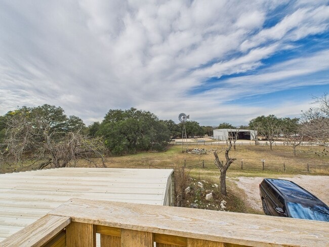Building Photo - Cozy Apartment