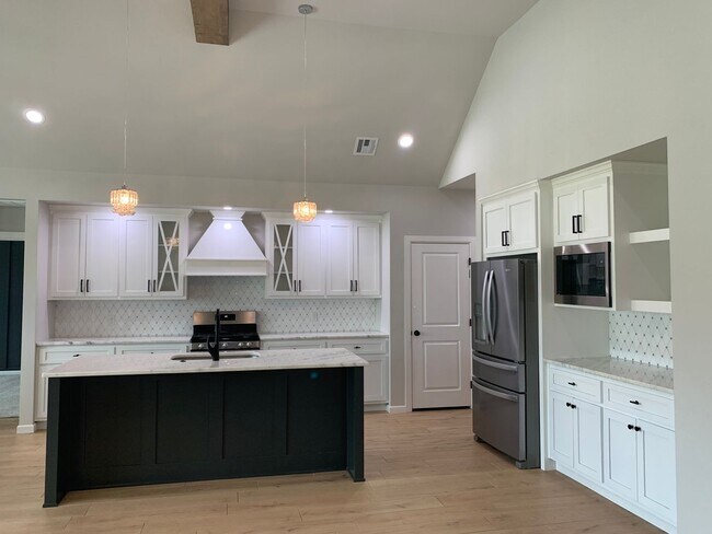Building Photo - Beautiful home tucked in the rolling woode...