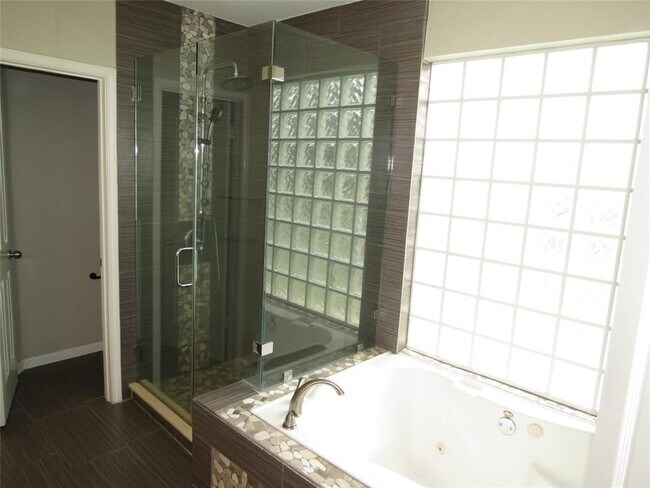 Building Photo - 4008 Sable Oaks Dr