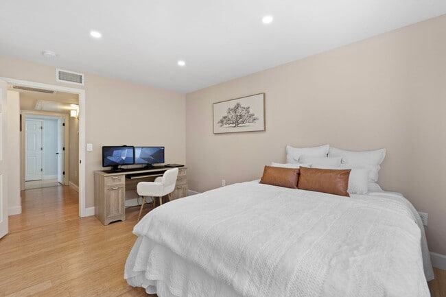 Building Photo - Best 2 Bed, 2 Bath Condo in Willow Ranch.
