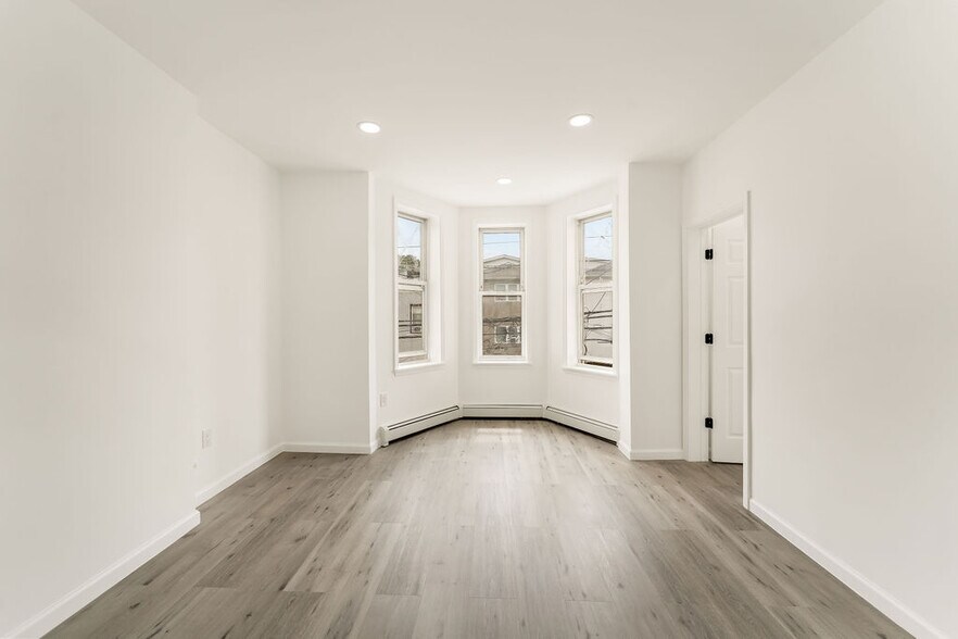 Building Photo - 393 Baldwin Ave