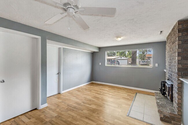 Building Photo - Spacious 4-Bed, 2-Bath