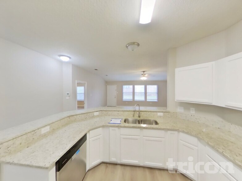 Building Photo - 425 Longshore Dr