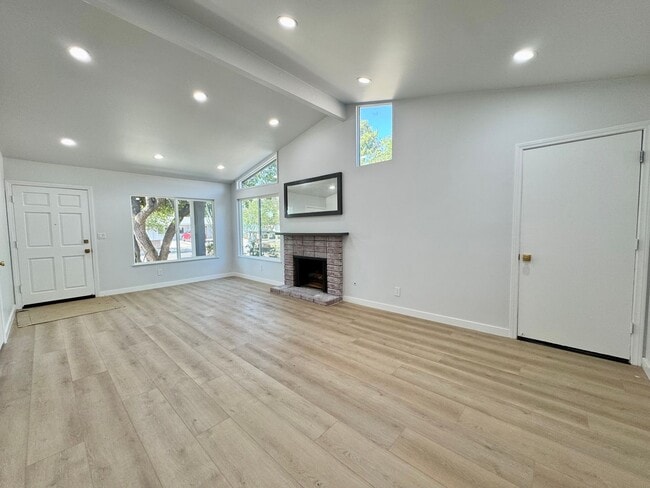 Building Photo - Newly Remodeled Gorgeous Open Floor Plan o...