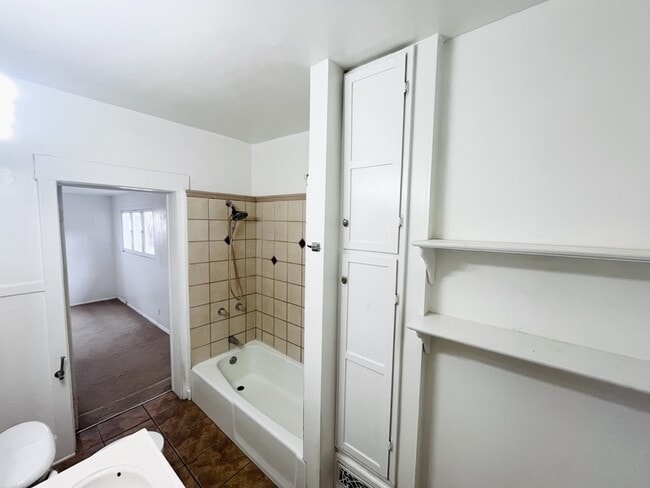 Building Photo - 925 Wilson Ave S