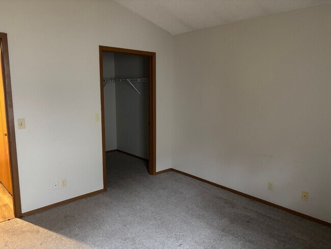 Building Photo - 3 Bedroom/2 Bathroom Apartment!