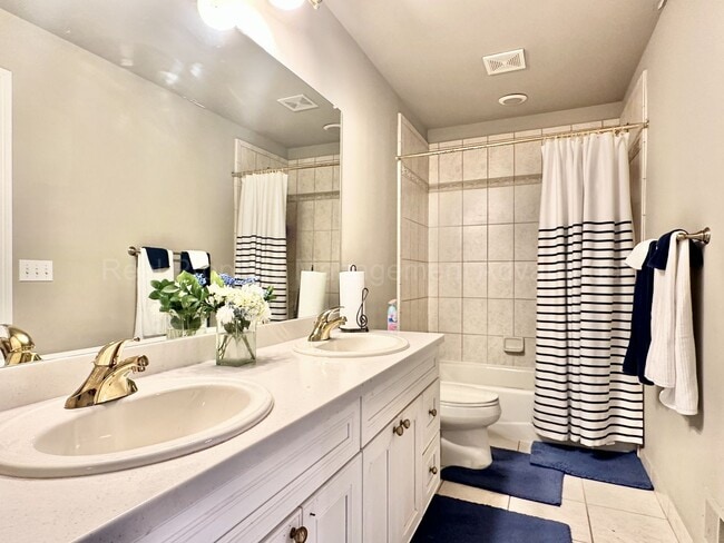 Building Photo - Spacious 4-Bed Colonial in Troy’s Stone Ha...