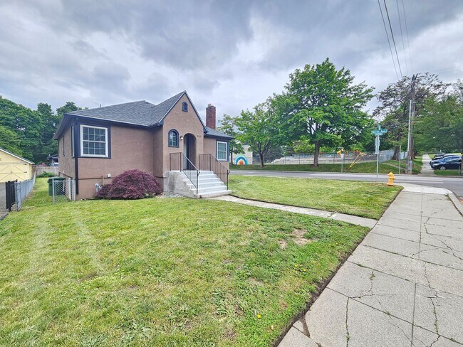 Building Photo - $2,300 - 4 Bed / 2 Bath Charming Home In P...