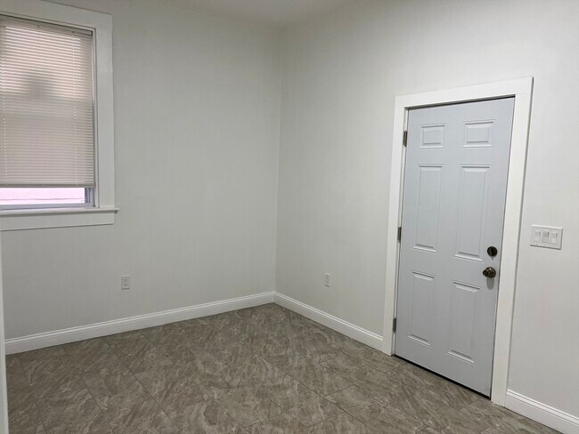 Building Photo - 343 Highland Ave