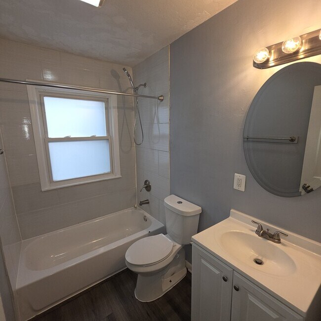 Building Photo - Cozy 3 bedrooms and 1 bath home located on Brooklane St in Raytown, MO.
