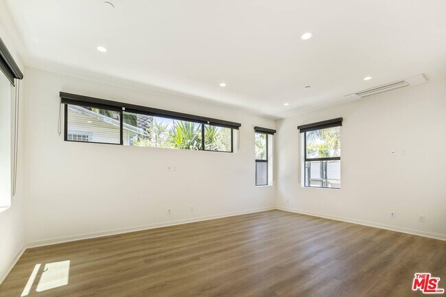 Building Photo - 538 Vernon Ave