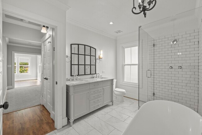 Building Photo - 724 E 21st St