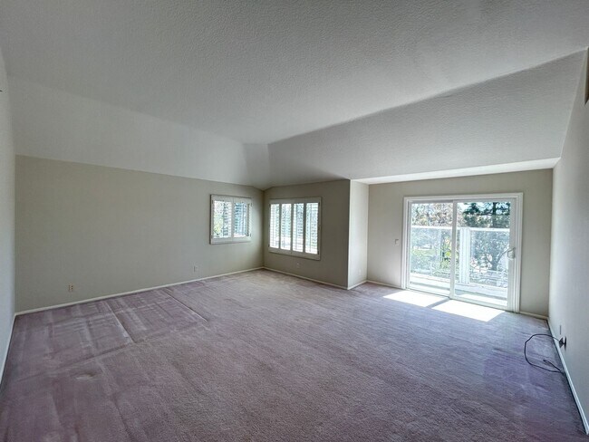 Building Photo - 8132 E Hillsdale Dr
