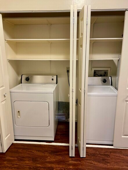 In unit laundry - 2178 Clark St