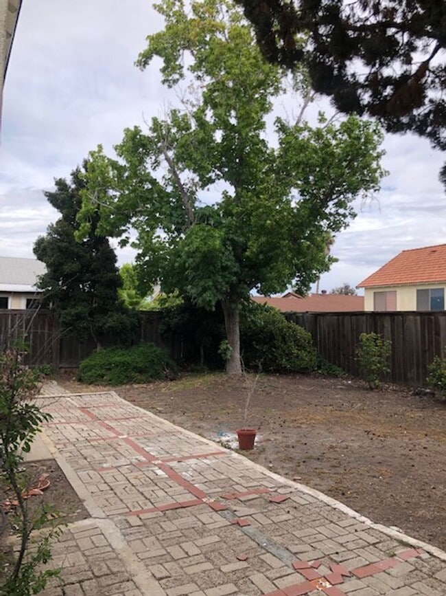 Building Photo - 4 Bed/2.5 Bath  Two Story Home in San Diego