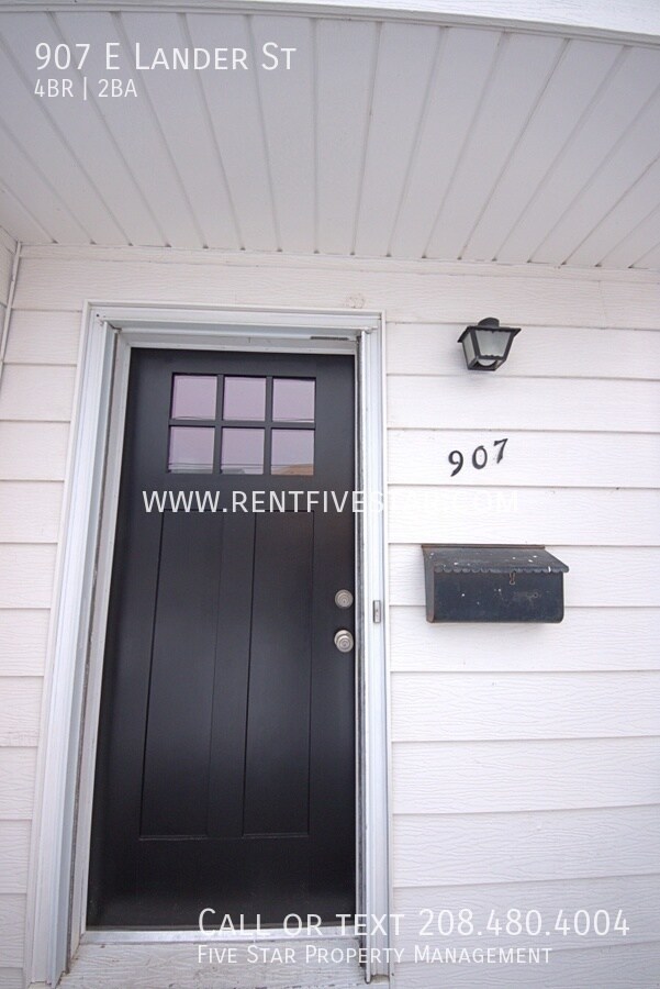 Building Photo - Home Available in University Area! This 4 ...