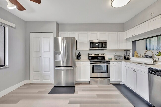 Building Photo - 2200 S Cypress Bend Dr