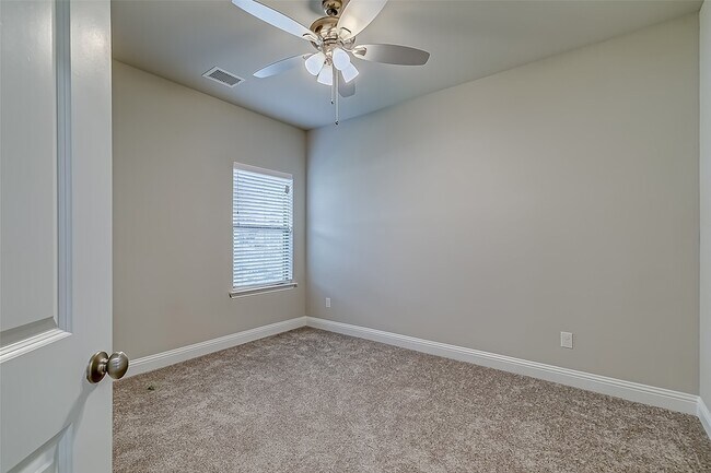 Building Photo - 327 Sweetspire Dr