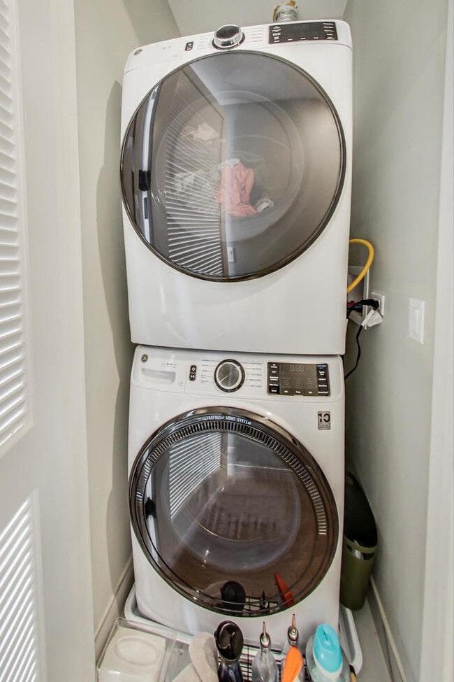 Building Photo - 2429 W Augusta Blvd