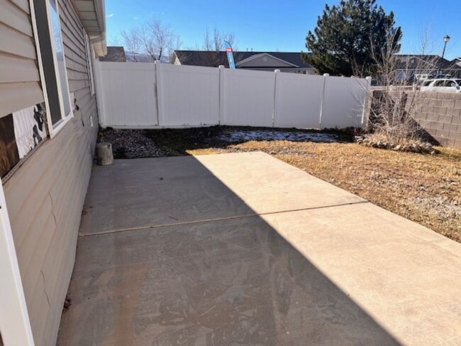 Building Photo - 3 Bed 2 bathroom house