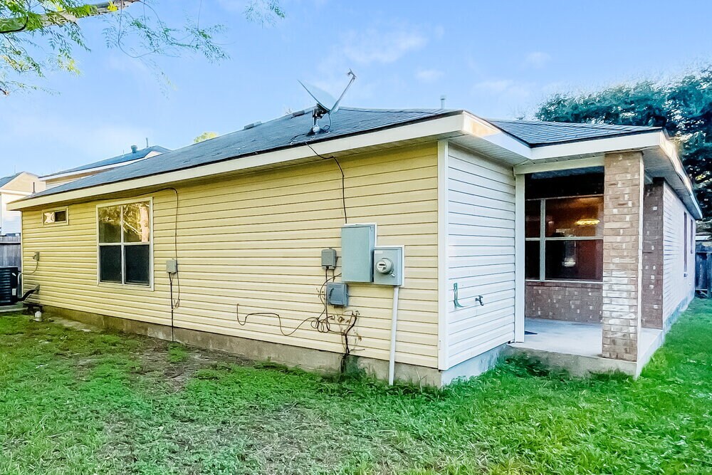 Building Photo - 15515 Waverly Dr