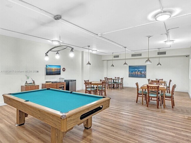 Building Photo - 2655 Collins Ave