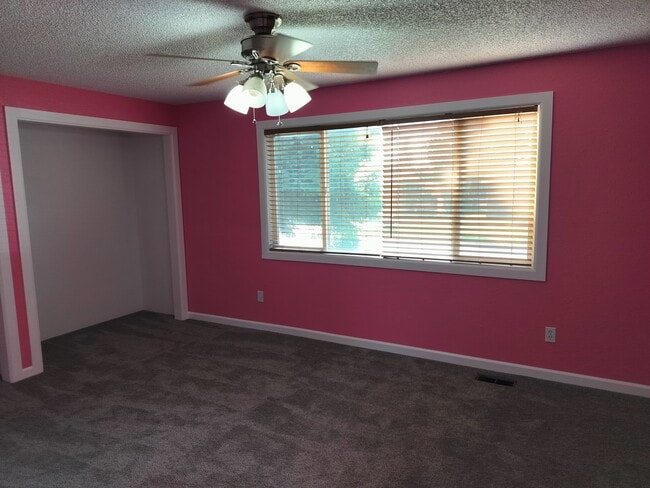 Building Photo - 130 NW Carrie Cir