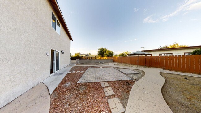 Building Photo - HUGE 10BR House on Montezuma!! - Large Private Parking Lot & Courtyard! - Right Next to Campus (L...