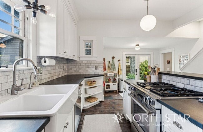 Building Photo - Beautifully Remodeled Classic Craftsman in Prime Portland Location