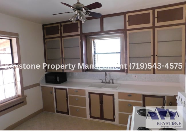Building Photo - Freshly Painted Home - 2 Bedrooms/1 Bath/ ...