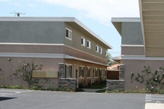 Building Photo - Renovated Townhouse in Paramount w/ Parkin...