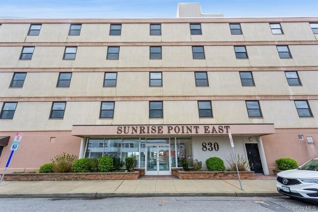 Building Photo - 830 Shore Rd