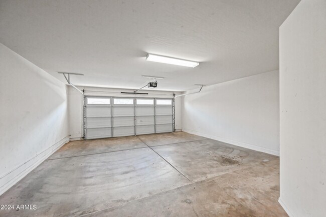 Building Photo - 2600 E Springfield Pl