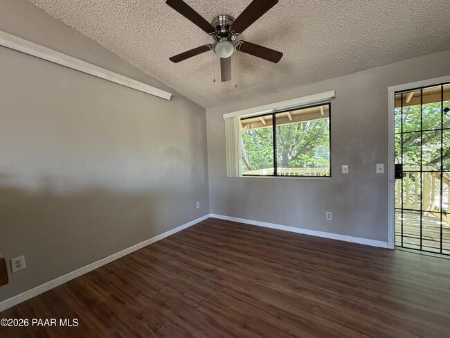 Building Photo - 927 N Old Chisholm Trail