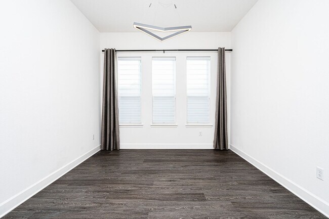 Building Photo - Luxurious Solar Powered 4 Bedroom, 3 Bath Waterfront Home with office & Upgrades Galore!