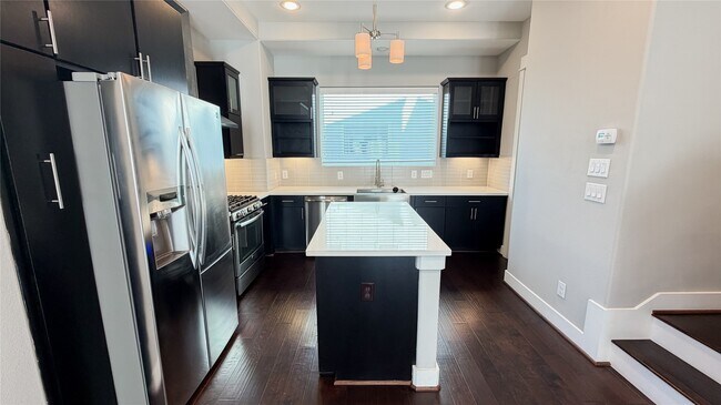 Building Photo - 605 Bayou St