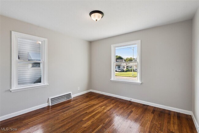 Building Photo - 12821 Oak Park Blvd