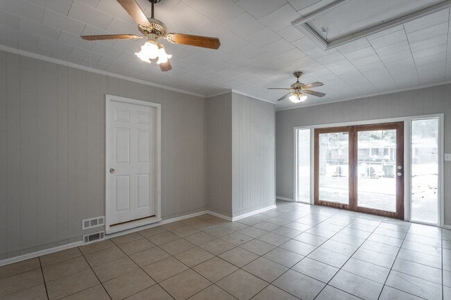 Building Photo - Spacious 3 Bedroom!  ASK ABOUT MOVE IN SPE...