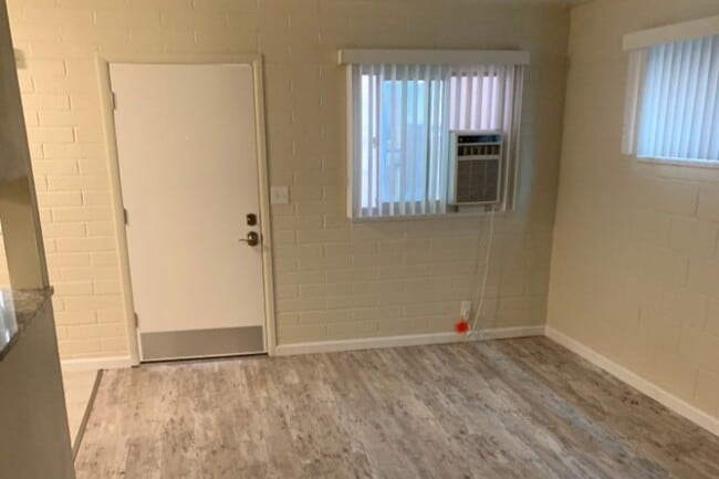 Building Photo - Thoma Street Apartments